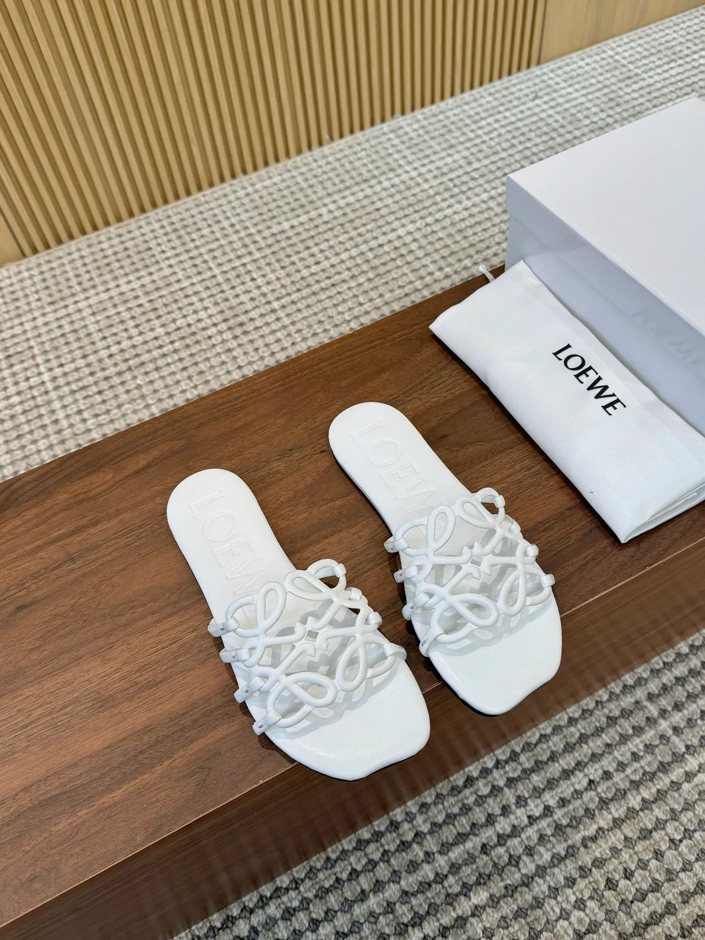 👟👟Ex-factory price 400👟👟 The latest 2025 LOEWE, summer limited edition hollow slippers, they are so beautiful on your feet! ! ! Highly recommended, a super lazy drag, the same style worn by celebrity bloggers! Fabric: Imported sheepskin (black, white, apricot, red, pink, five colors) Lining: Imported sheepskin Outsole: Genuine leather injection dyed bottom Number: 35-42